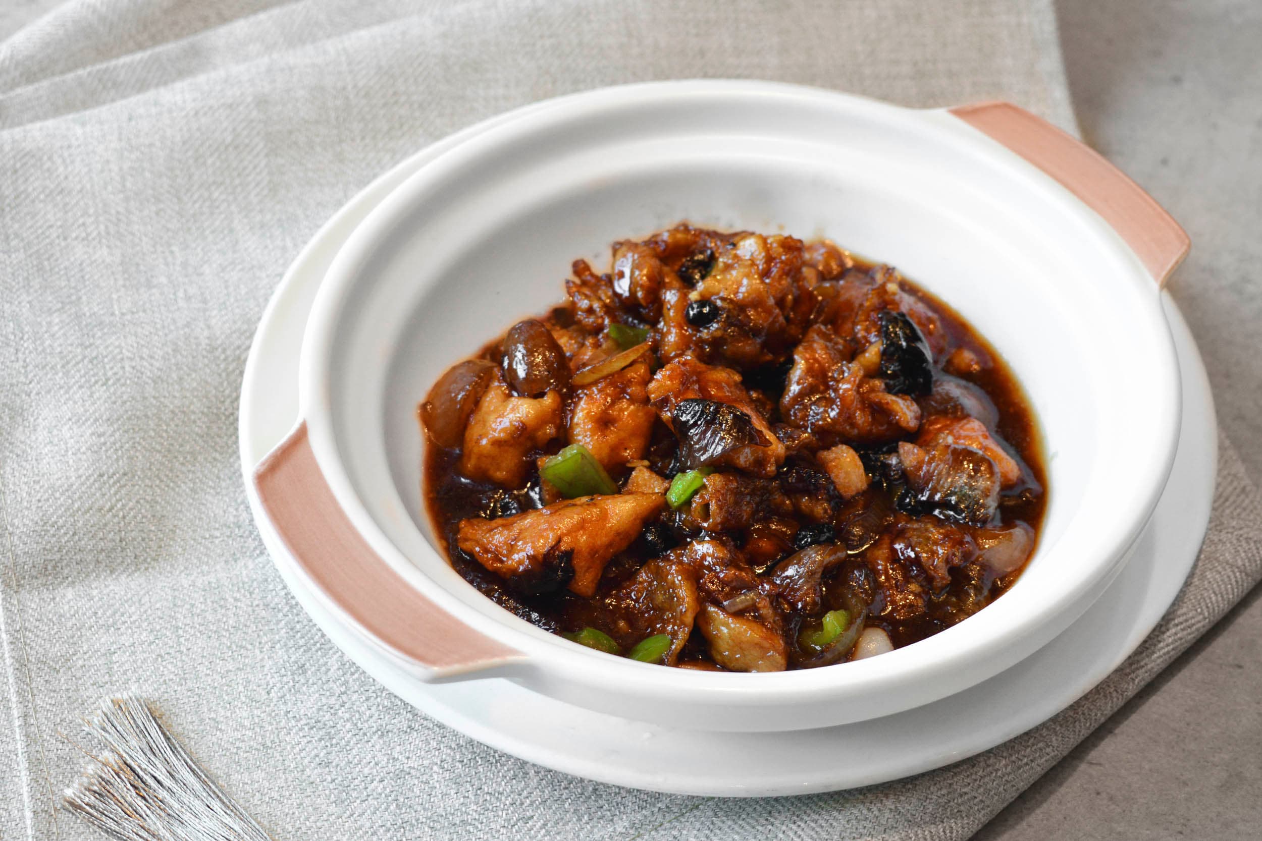 Black bean chicken in pot