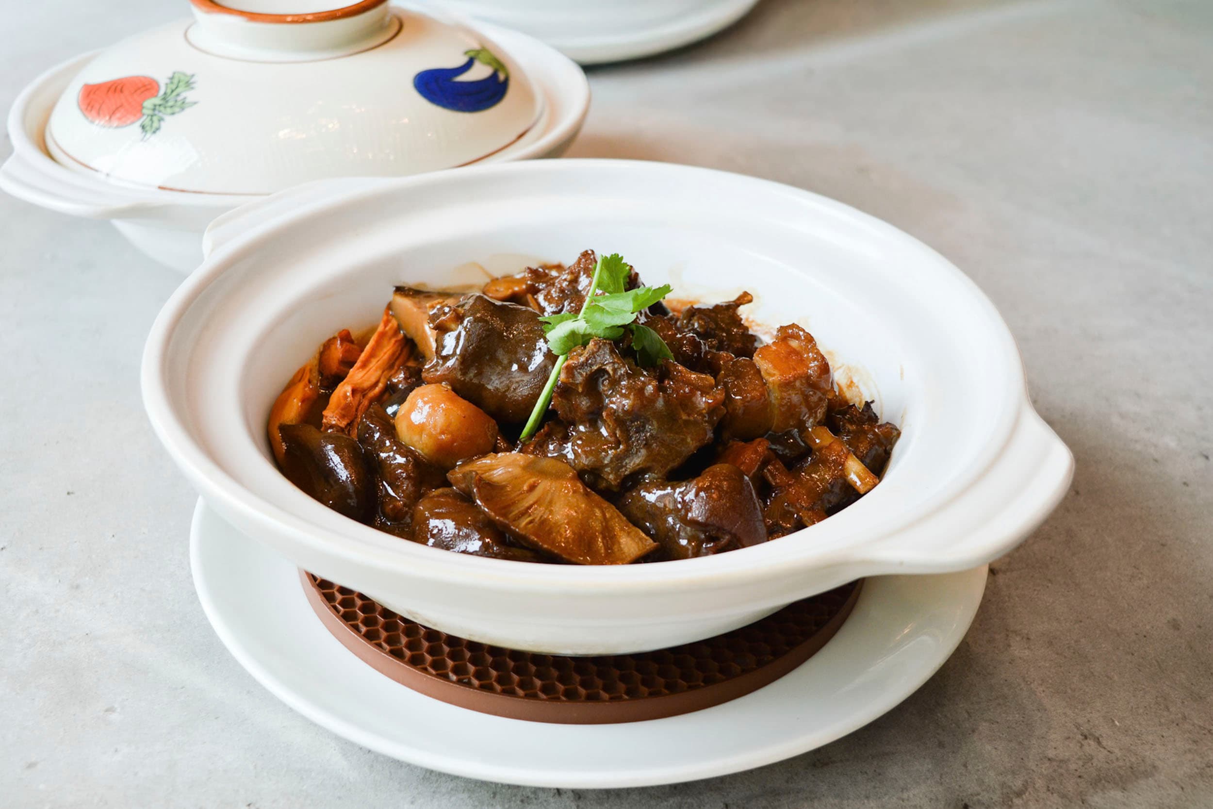 Braised goat meat with mushroom in pot