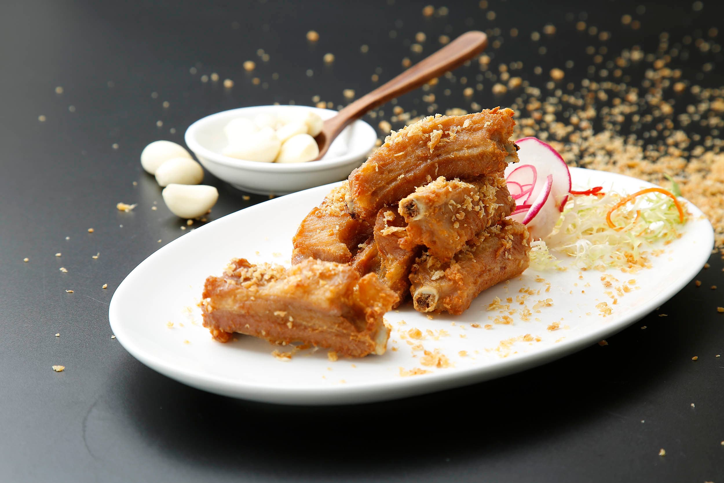 Deep fried spareribs with garlic