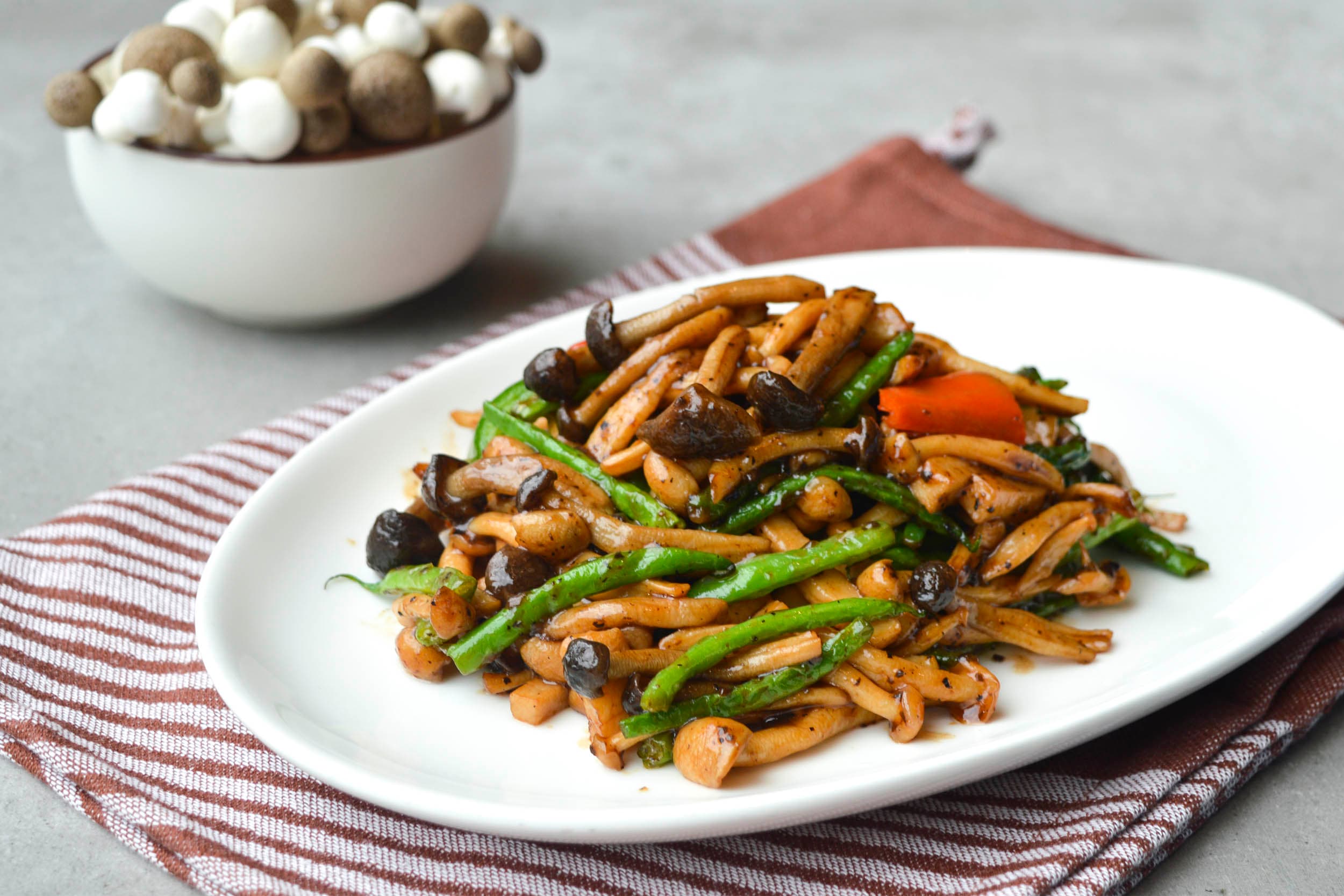Mixed mushrooms with french beans in truffle paste