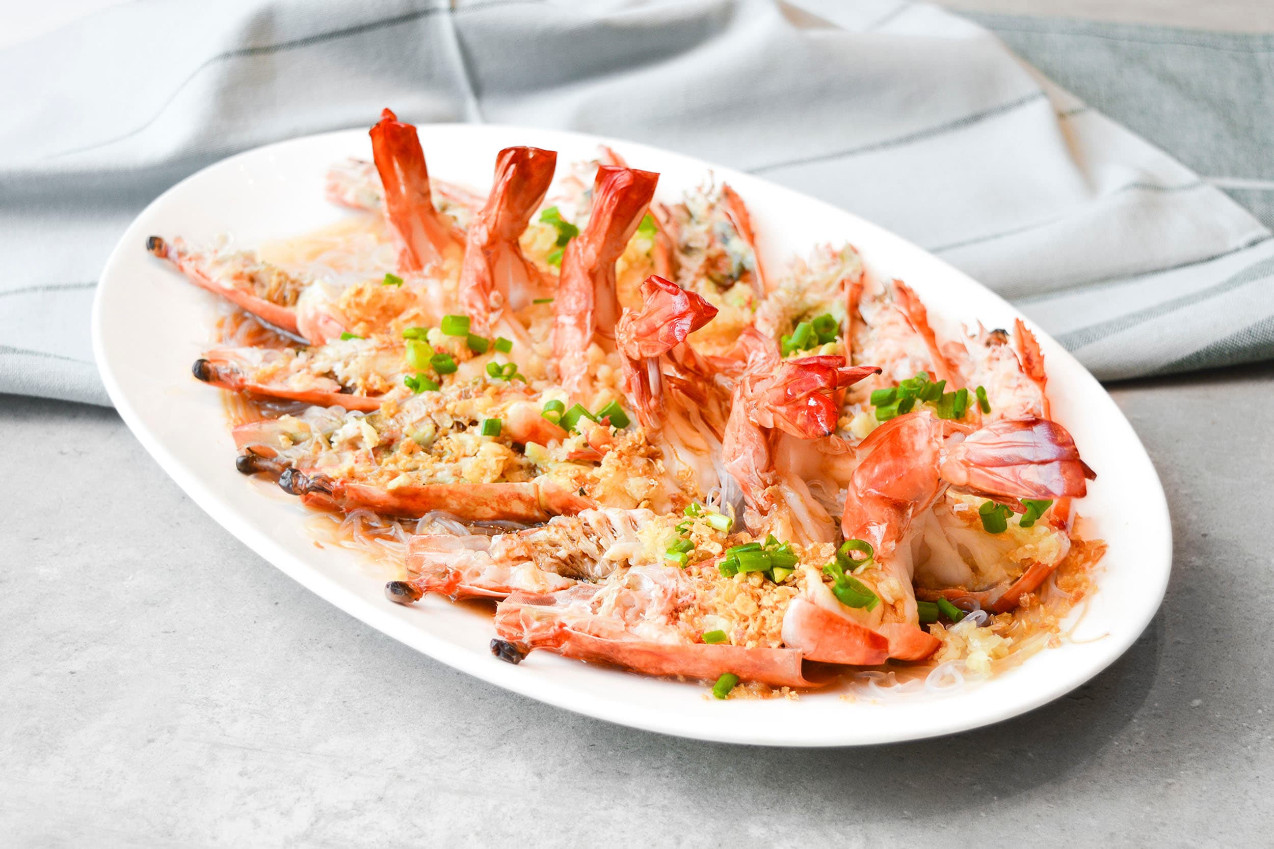 Steamed tiger prawns with garlic (6 pcs)