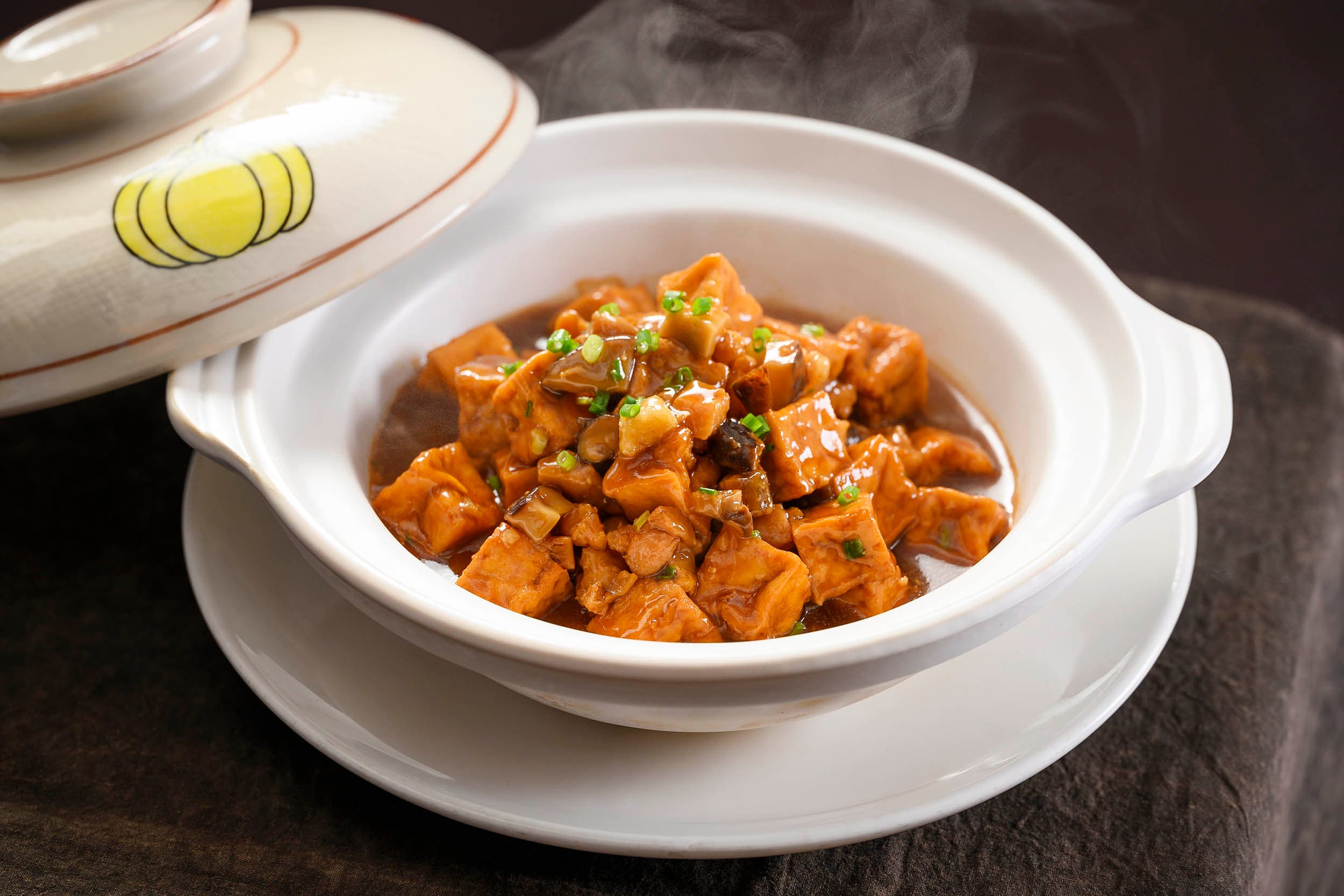 Tofu with diced chicken and salty fish in pot