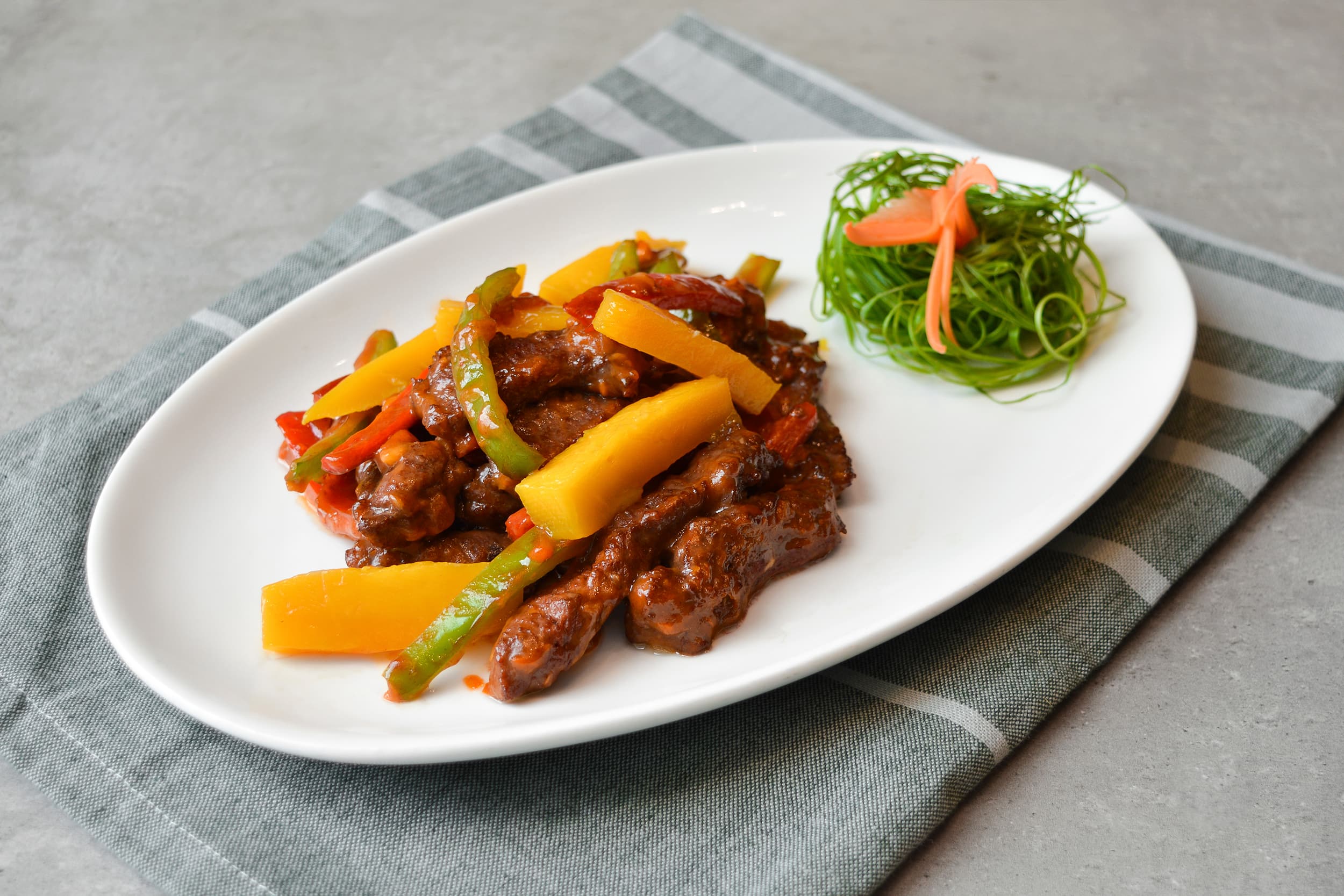 Wok-fried beef tenderloin with mango