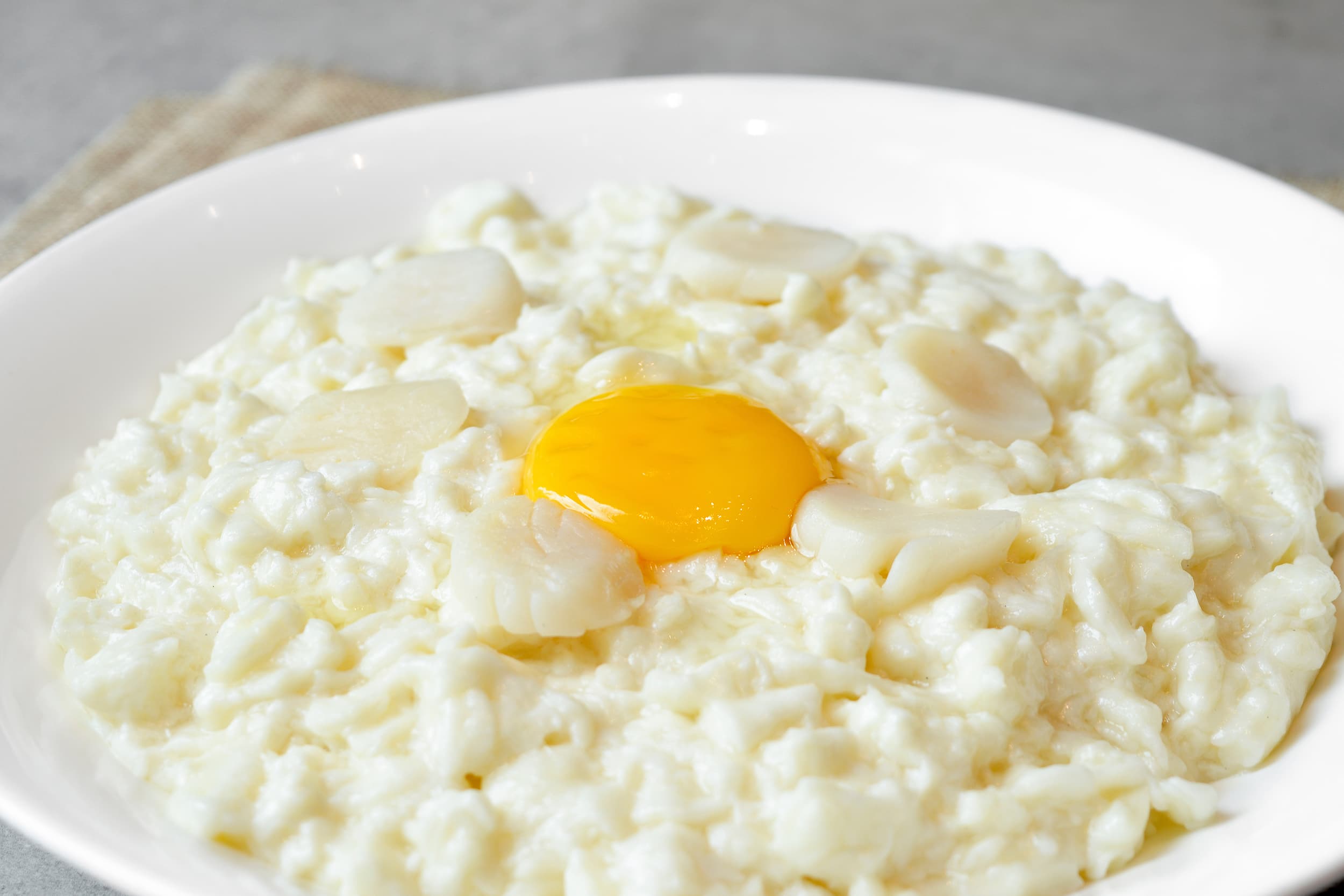 Wok-fried egg white with scallops