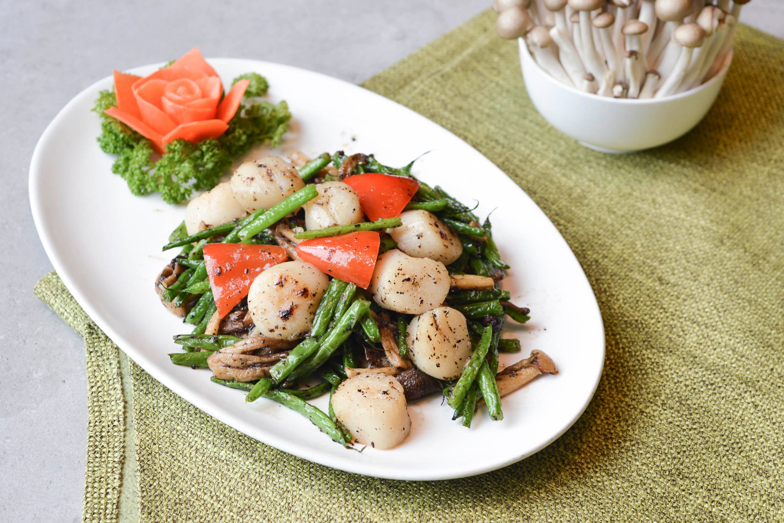 Wok-fried scallops with french beans in truffle sauce