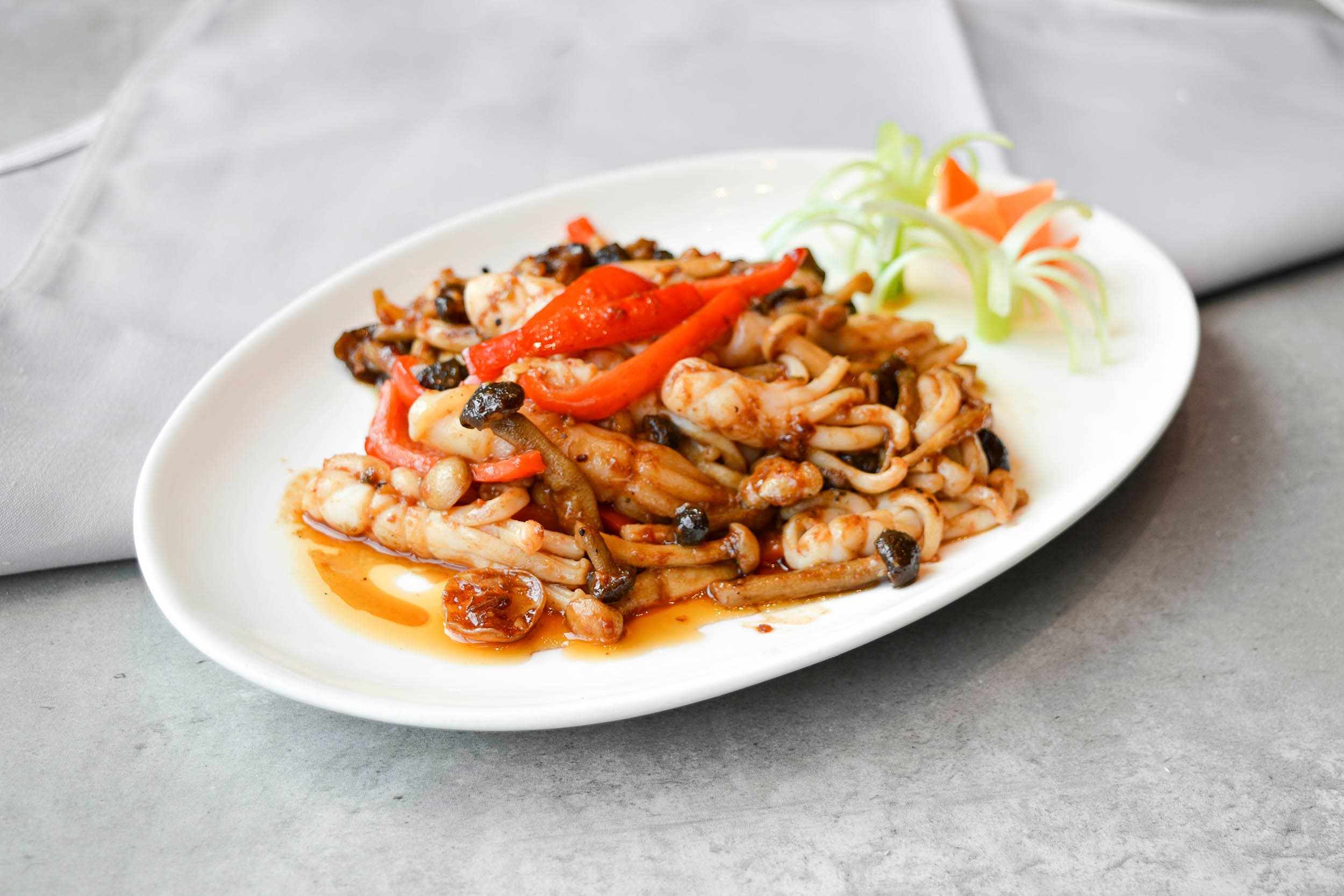Wok-fried squid with mushroom in beef sauce