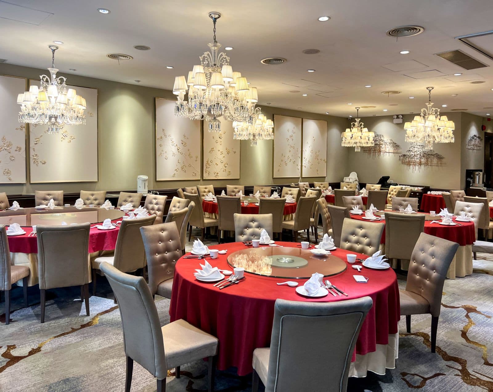 XIÙ second-floor dining room set for a banquet